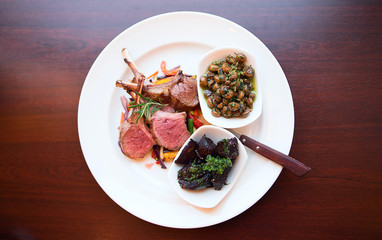 lamb racks with garlic, mushrooms and