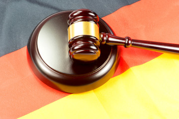 Richterhammer und die Flagge von Deutschland
