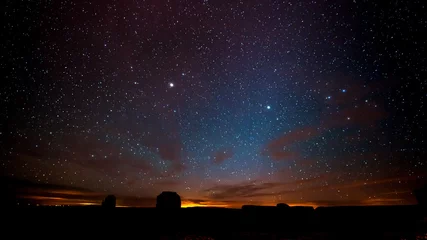 Tuinposter Nachtelijke hemel boven Monument Valley. © kojihirano