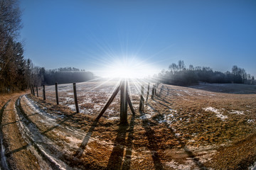 Fototapeta premium eine landwirtschaftliche Nutzfläche im kalten Winter bei Sonnenschein