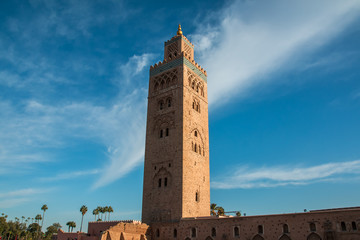 Obraz premium Koutoubia Mosque and palm trees in Marrakech at evening