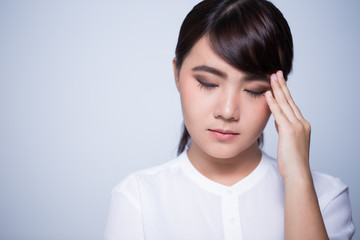 Fototapeta premium Kobieta ma ból głowy