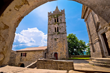 Obraz premium Hum church and square view