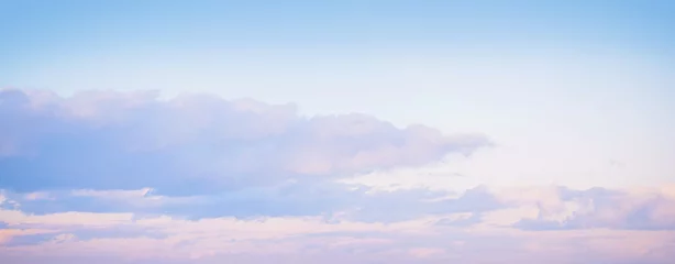 Photo sur Plexiglas Mer / coucher de soleil Fond de ciel au coucher du soleil. Composition naturelle. Fond de ciel coucher de soleil panoramique. Ciel de lever de soleil avec des nuages éclairés. Lever du soleil du soir de beauté.