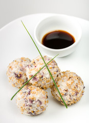 Bolas de arroz y algas