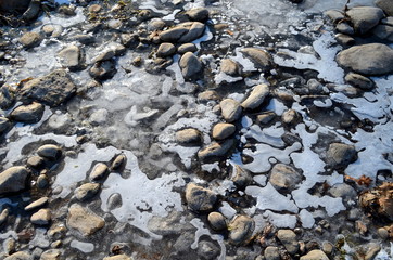 Muster aus Steinen, Eis, Wasser und Sonne