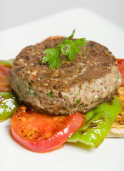 Hamburguesa de sardinas con guarnición