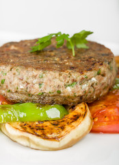 Hamburguesa de sardinas con guarnición