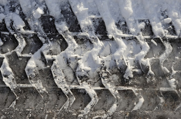Spur von Reifen im Schnee, Reifenprofil bei Glatteis