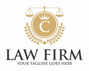 Naklejka premium INITIAL C LAW FIRM WITH CROWN AND CREST LOGO TEMPLATE