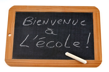 Obraz premium Bienvenue à l'école écrit sur une ardoise