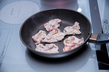 肉を焼く