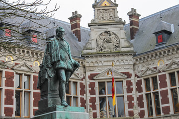 Fototapeta na wymiar University Hall of Utrecht University and statue of Count (Graaf