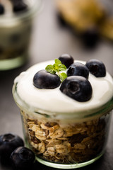 Müsli mit Joghurt und Beeren im Glas