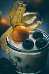 Müsli mit Joghurt und Beeren im Glas