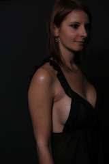 jeune femme sexy portant une nuisette noir 