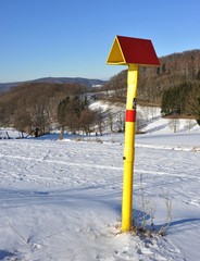 Zeichen f&uuml;r unterirdische Erdgasleitung im Winter, Odenwald, Hessen, Deutschland