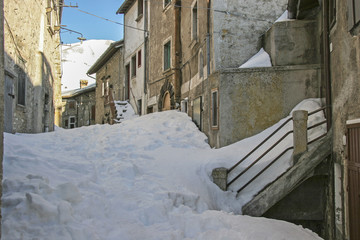 Schneereiches Castelluccio in den Monti Sibillini