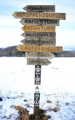 Wegweiser an Wanderweg bei Neunkirchen, Odenwald, Hessen, Deutschland