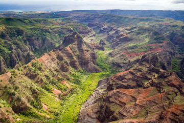 Fototapeta na wymiar Luftaufnahme über dem Waimea Canyon auf Kauai, Hawaii, USA.