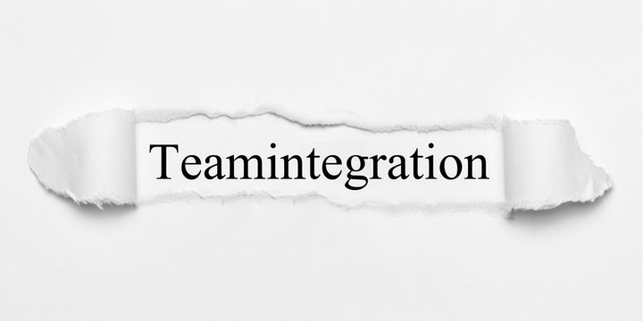 Teamintegration auf wei&szlig;en gerissenen Papier