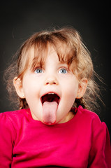 Kind streckt Zunge heraus