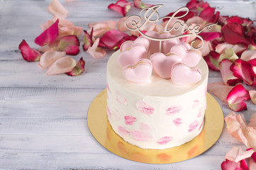 Вкусный торт на белом деревянном столе, крупным планом