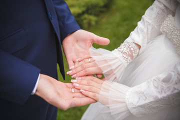 Obraz na płótnie Canvas bride and groom holding hands.
