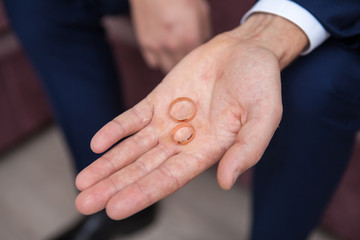 Obraz premium wedding rings on a man's hand
