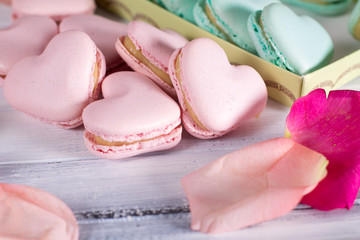 Сладкое миндальное печенье макарон на белом деревянном фоне, крупным планом 