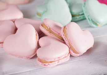 Сладкое миндальное печенье макарон на белом деревянном фоне, крупным планом 