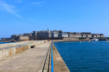 Obraz premium The pier that goes out from the old town of St.Malo, France