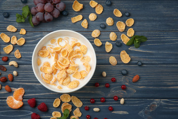 Obraz na płótnie Canvas Tasty cornflakes with milk on gray background