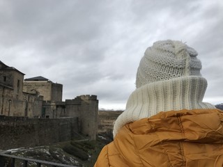 mujer contemplando las vistas desde el mirador del castillo