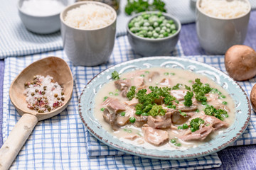 Hühnerfrikassee mit Champignons und Erbsen