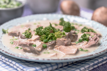 Hühnerfrikassee mit Champignons und Erbsen