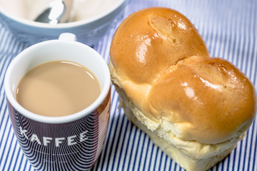 Mini Butter Brioche mit Kaffeebecher