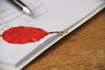rotes Wachssiegel mit Stift