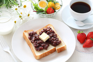 小倉トーストとサラダとコーヒーの朝食