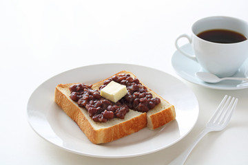小倉トーストとコーヒーの朝食