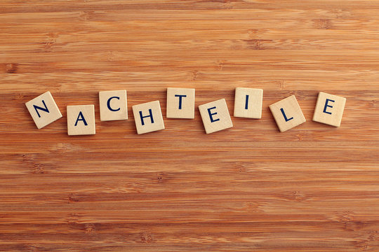 Wort Nachteile aus Holzbuchstaben 