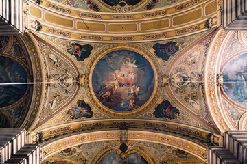Obraz premium Painting decorated ceiling of an ancient Christian Cathedral.