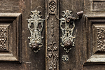 Antike Türklinken und Beschläge  - Ornamentverziertes Türschloss