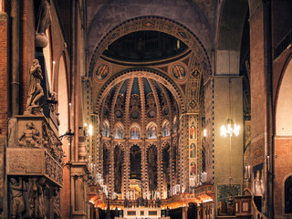 Fototapeta premium Interior of the Basilica of Saint Anthony of Padua.
