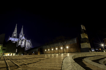 Platz hinter dem Kölner Dom bei Nacht