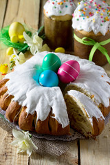 Obraz na płótnie Canvas Traditional Easter food cake: the dough wrapped in a roll with n