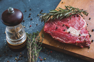 Свежий стейк из телятины.