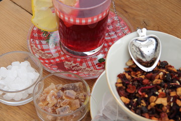 Roter Früchtetee mit Kandis