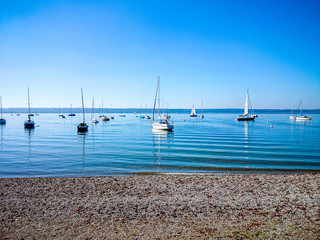 Bavarian Ammersee with boats on the lake - obrazy, fototapety, plakaty