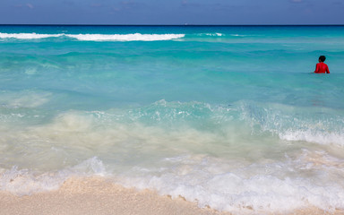 Obraz premium CANCUN, MEXICO - JULE 30, 2013: On a sunny beach in Cancun Mexico. Summer vacation on the Caribbean coast.